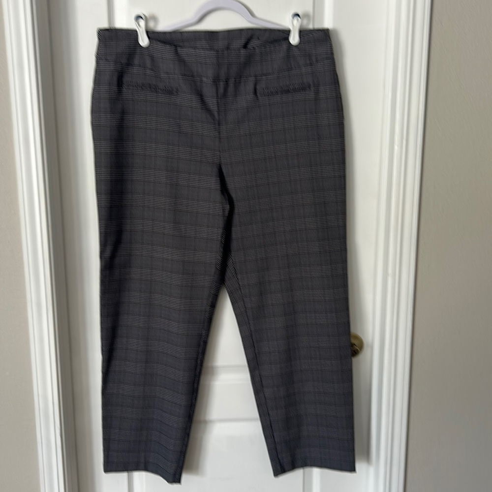 Avenue Trousers, Size 22 Average